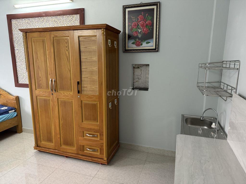 Phòng ngay cầu Băng Ky (Nơ Trang Long), full nội thất, có ban công lớn