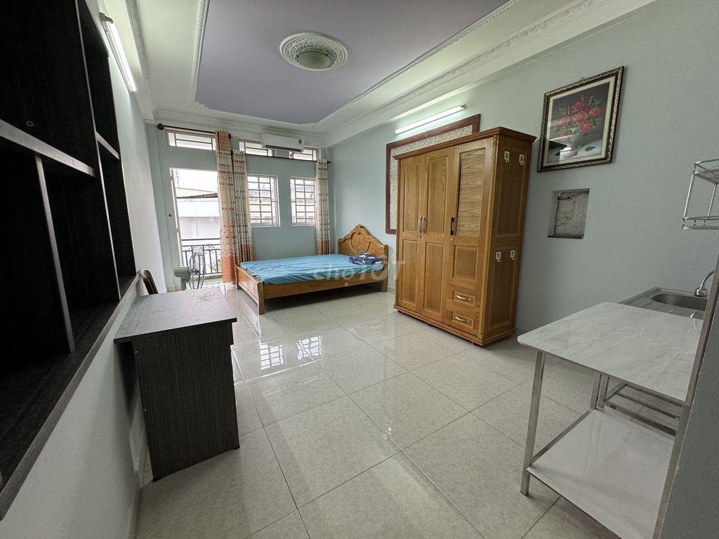 Phòng ngay cầu Băng Ky (Nơ Trang Long), full nội thất, có ban công lớn