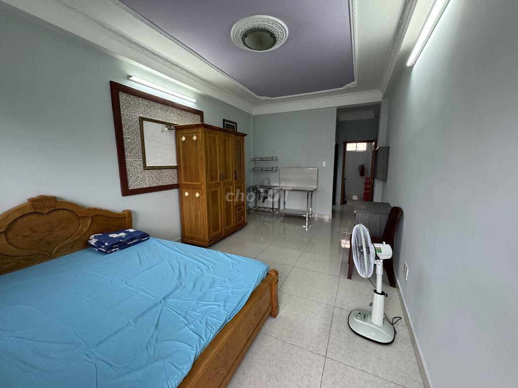 Phòng ngay cầu Băng Ky (Nơ Trang Long), full nội thất, có ban công lớn