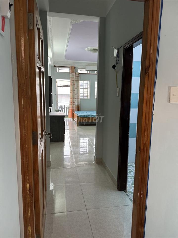 Phòng ngay cầu Băng Ky (Nơ Trang Long), full nội thất, có ban công lớn