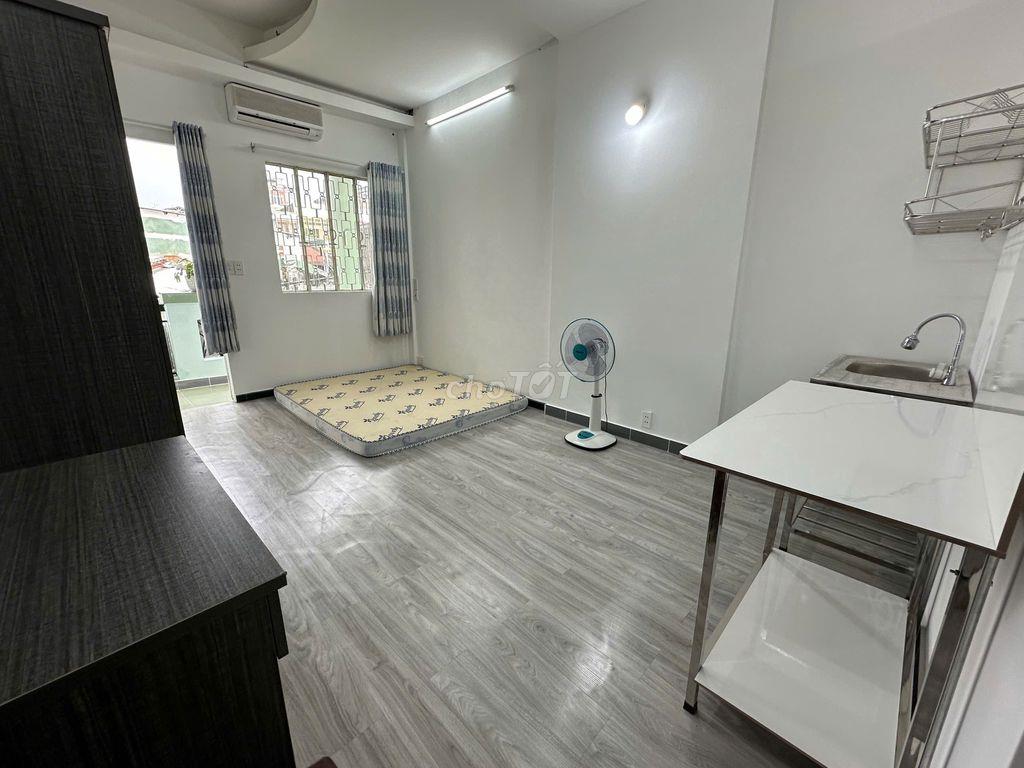 Phòng ngay ngã 5 Bình Hoà, full nội thất, rộng, có BAN CÔNG, nên thơ