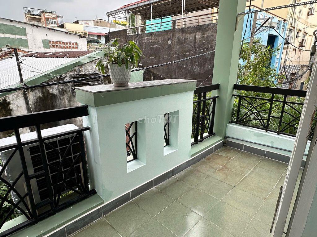 Phòng ngay ngã 5 Bình Hoà, full nội thất, rộng, có BAN CÔNG, nên thơ