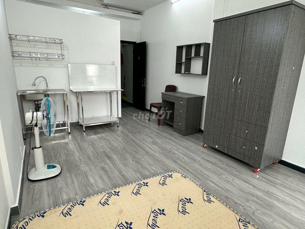 Phòng ngay ngã 5 Bình Hoà, full nội thất, rộng, có BAN CÔNG, nên thơ