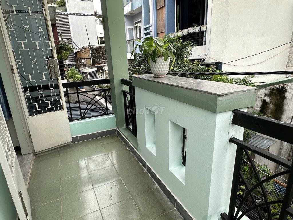 Phòng ngay ngã 5 Bình Hoà, full nội thất, rộng, có BAN CÔNG, nên thơ