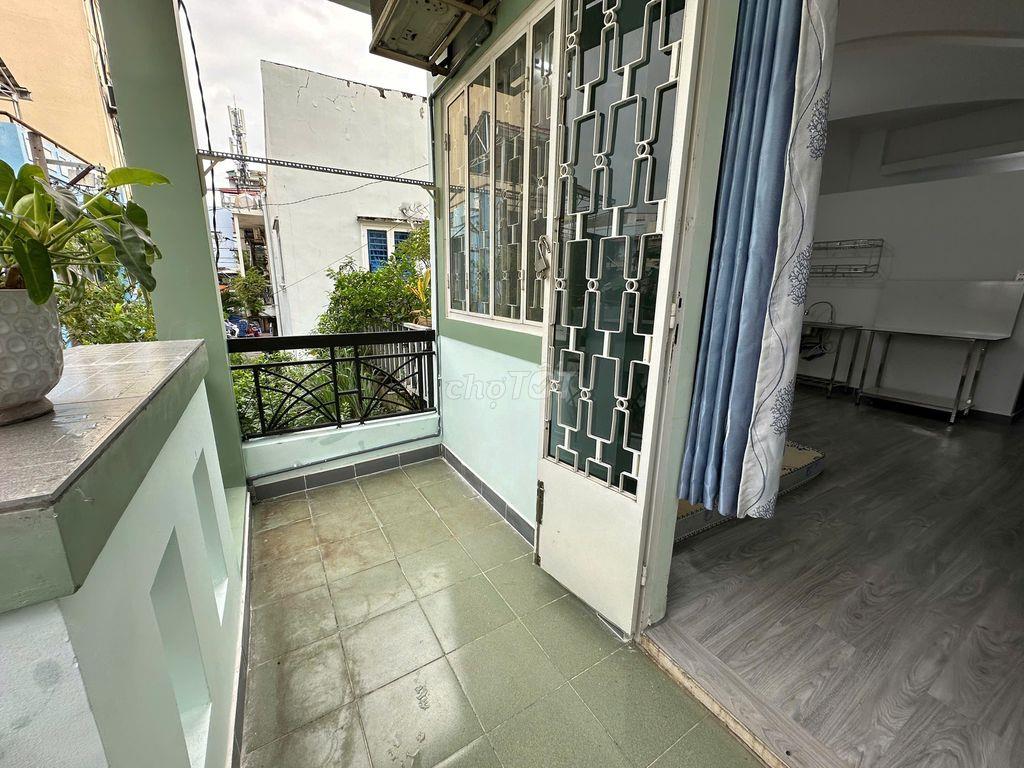 Phòng ngay ngã 5 Bình Hoà, full nội thất, rộng, có BAN CÔNG, nên thơ