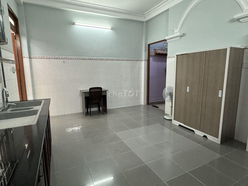 Phòng rộng, trong biệt thự Bình Lợi, full nội thất, ngay tầng trệt