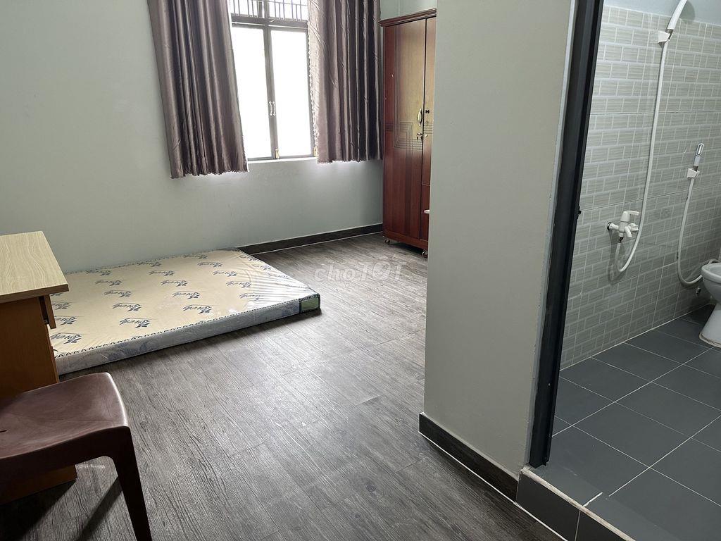 Phòng ngay cổng ĐH Văn Lang, full nội thất, cửa sổ bao thoáng