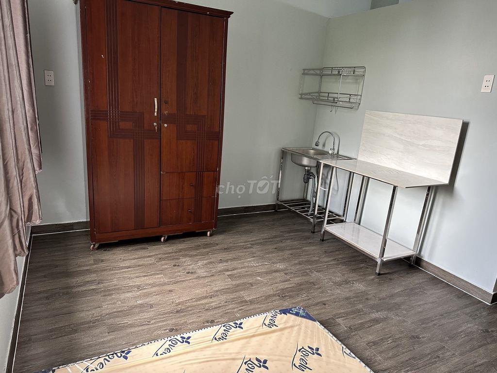 Phòng ngay cổng ĐH Văn Lang, full nội thất, cửa sổ bao thoáng