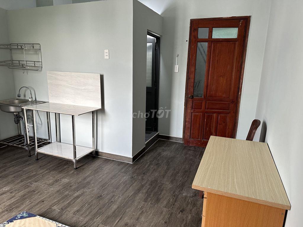 Phòng ngay cổng ĐH Văn Lang, full nội thất, cửa sổ bao thoáng