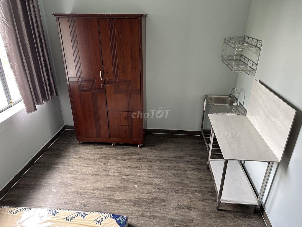 Phòng ngay cổng ĐH Văn Lang, full nội thất, cửa sổ bao thoáng