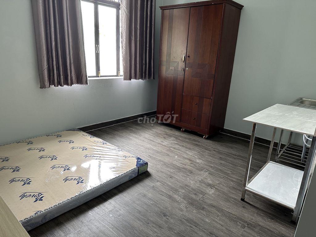 Phòng ngay cổng ĐH Văn Lang, full nội thất, cửa sổ bao thoáng