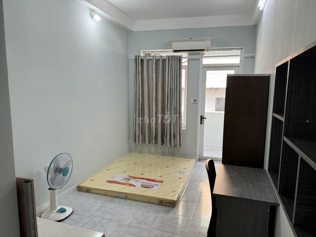 Phòng đầu NTLong, gần BV Ung Bứu, có ban công, full nội thất