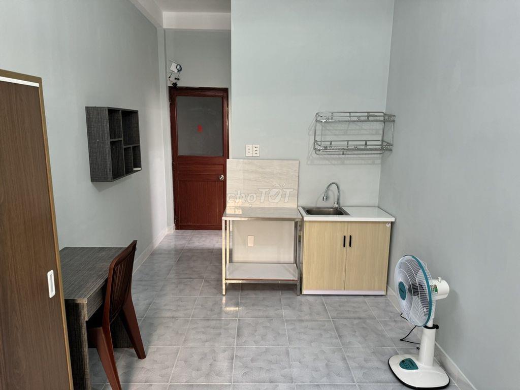 Phòng đầu NTLong, gần BV Ung Bứu, có ban công, full nội thất