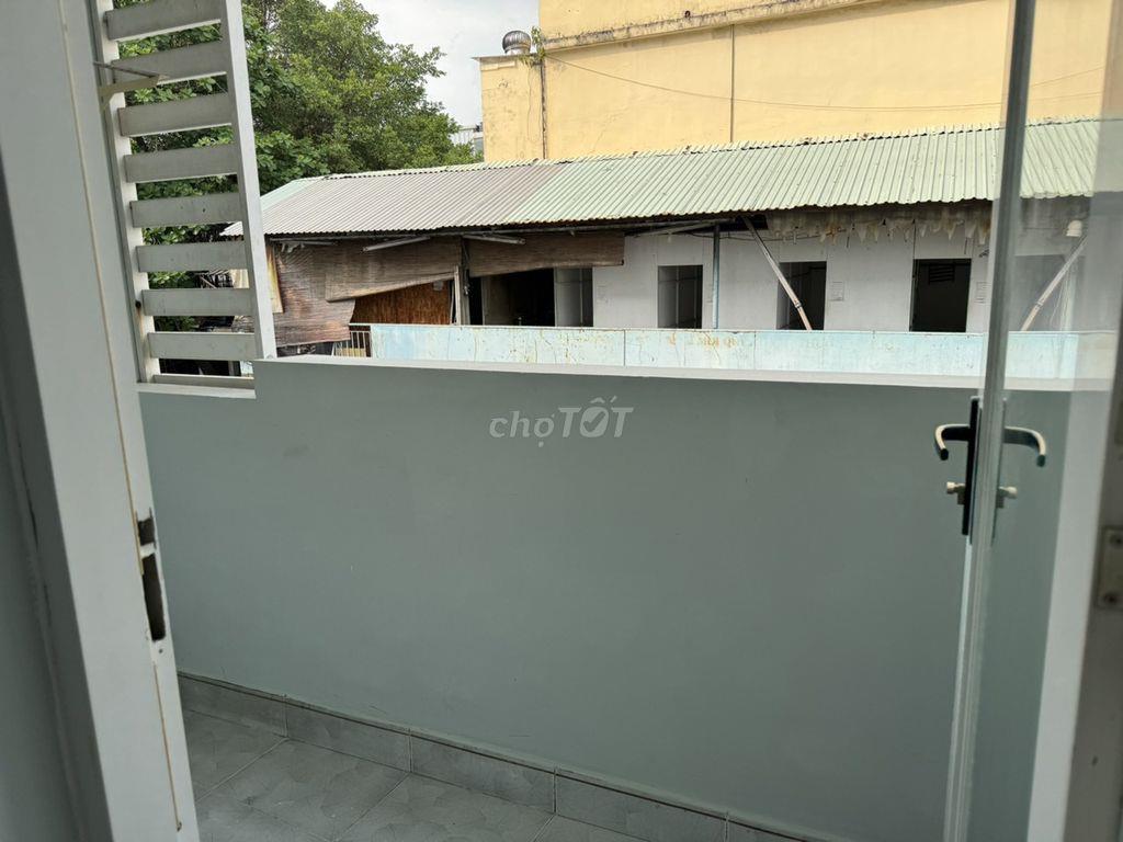 Phòng đầu NTLong, gần BV Ung Bứu, có ban công, full nội thất