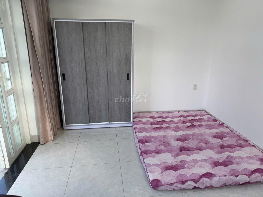 Phòng Lê Quang Định khúc gần Phạm Văn Đồng, có BAN CÔNG, full nội thất