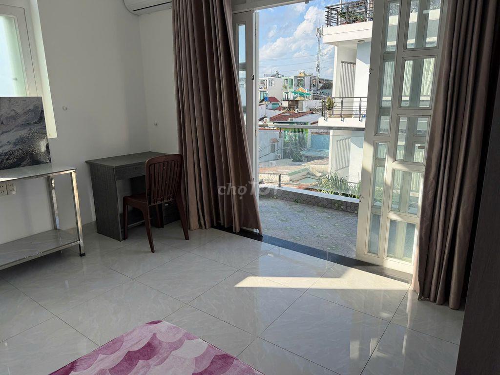 Phòng Lê Quang Định khúc gần Phạm Văn Đồng, có BAN CÔNG, full nội thất