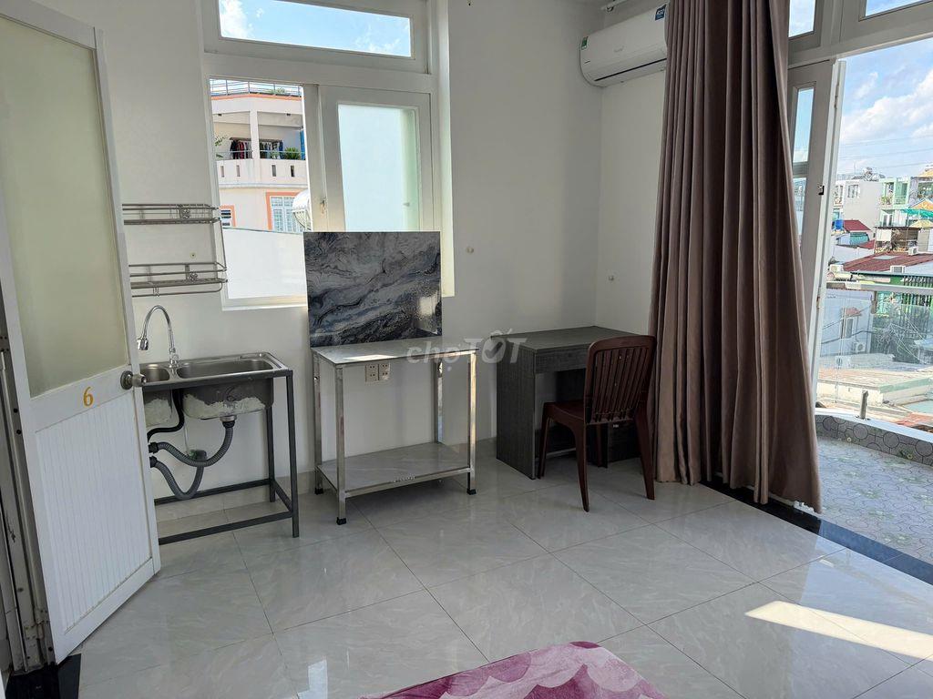 Phòng Lê Quang Định khúc gần Phạm Văn Đồng, có BAN CÔNG, full nội thất