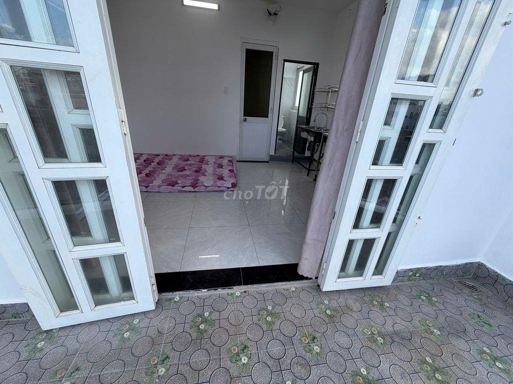 Phòng Lê Quang Định khúc gần Phạm Văn Đồng, có BAN CÔNG, full nội thất