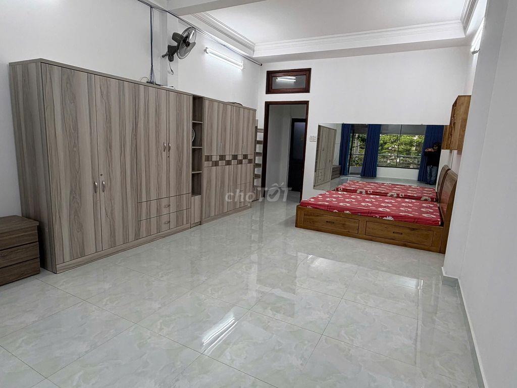 Phòng rộng, Đặng Thuỳ Trâm, full nội thất, có ban công