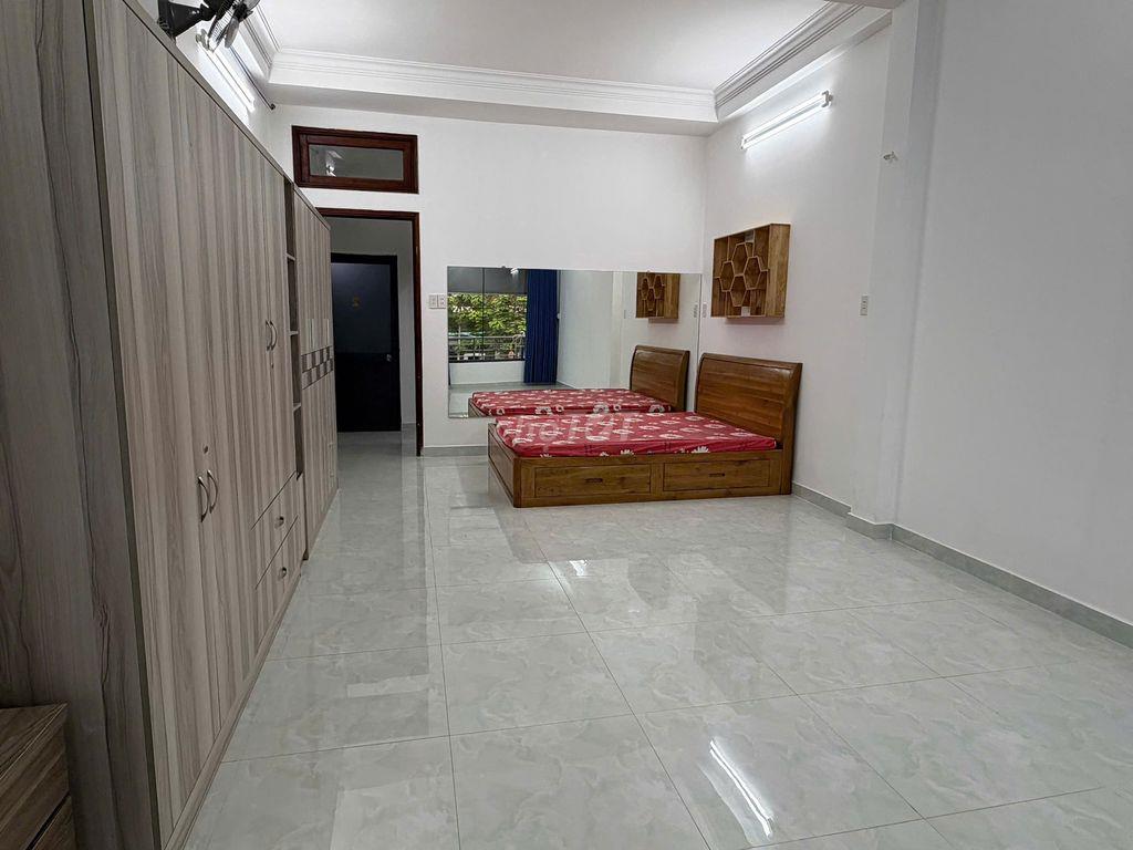 Phòng rộng, Đặng Thuỳ Trâm, full nội thất, có ban công
