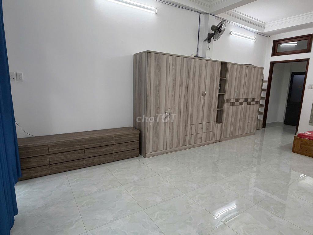 Phòng rộng, Đặng Thuỳ Trâm, full nội thất, có ban công