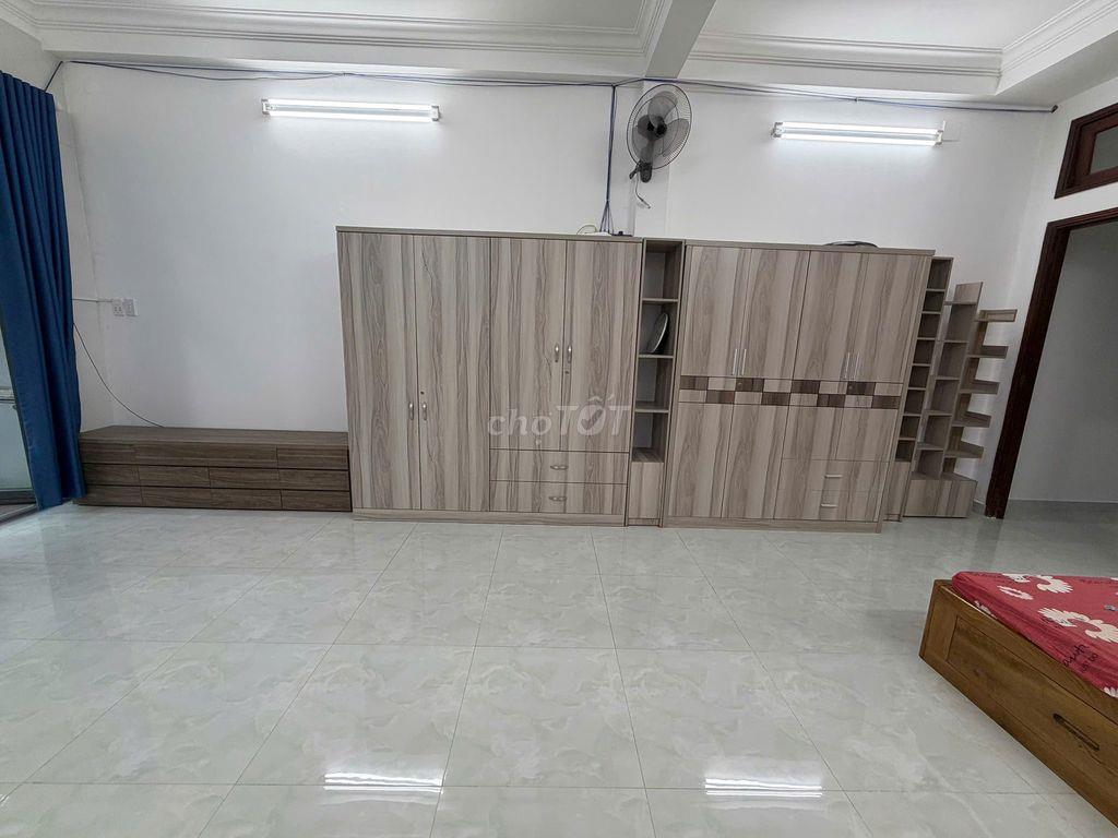 Phòng rộng, Đặng Thuỳ Trâm, full nội thất, có ban công