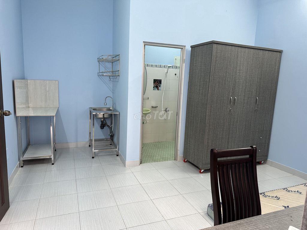 Phòng NGUYÊN HỒNG, lầu 1, có ban công, full nội thất
