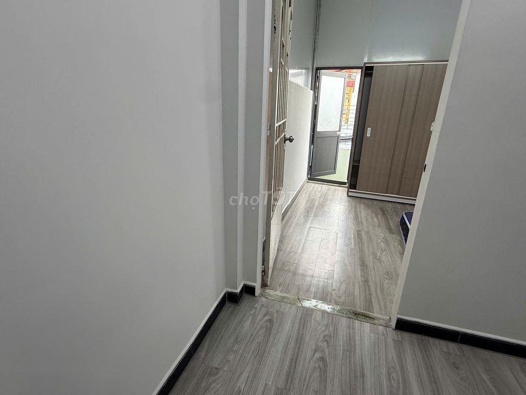 Phòng ngay ngã 5 Bình Hoà, full nội thất, có BAN CÔNG sau