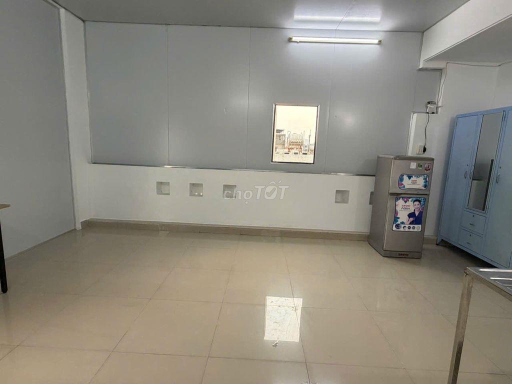 Phòng PVTrị, đối diện siêu thị EMART, khá rộng, có BAN CÔNG, nội thất