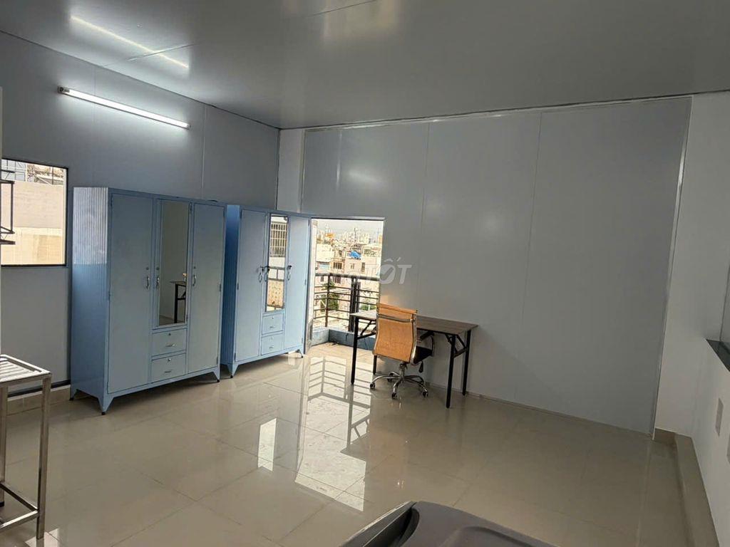 Phòng PVTrị, đối diện siêu thị EMART, khá rộng, có BAN CÔNG, nội thất