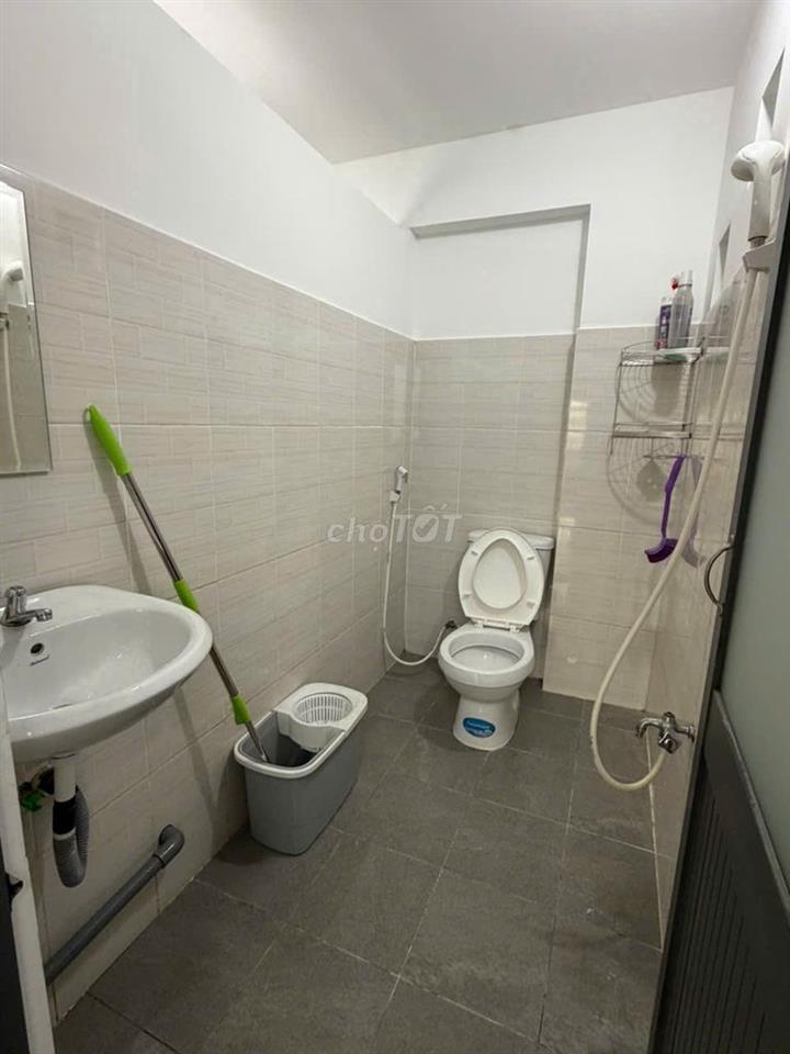 Phòng PVTrị, đối diện siêu thị EMART, khá rộng, có BAN CÔNG, nội thất