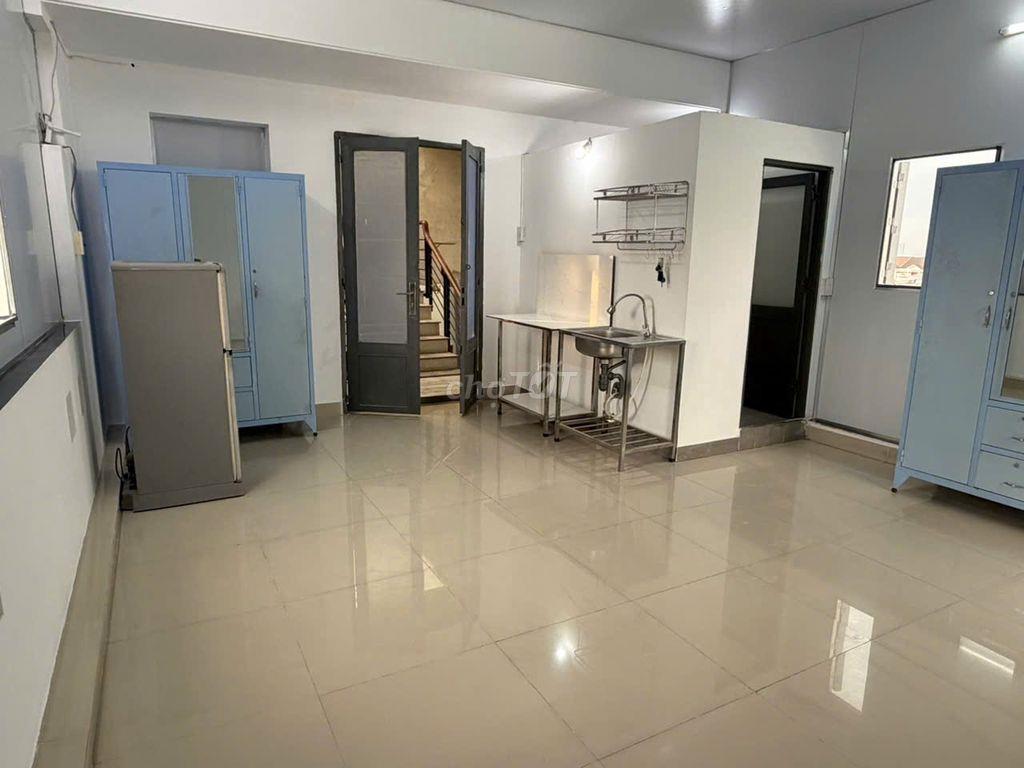 Phòng PVTrị, đối diện siêu thị EMART, khá rộng, có BAN CÔNG, nội thất