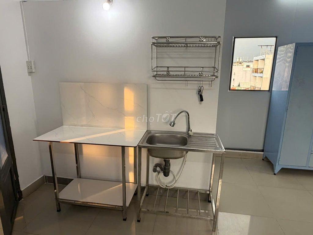 Phòng PVTrị, đối diện siêu thị EMART, khá rộng, có BAN CÔNG, nội thất