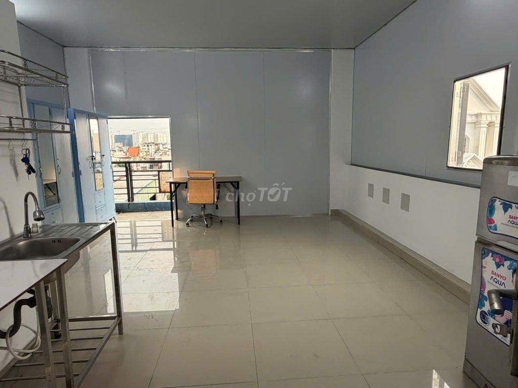 Phòng PVTrị, đối diện siêu thị EMART, khá rộng, có BAN CÔNG, nội thất