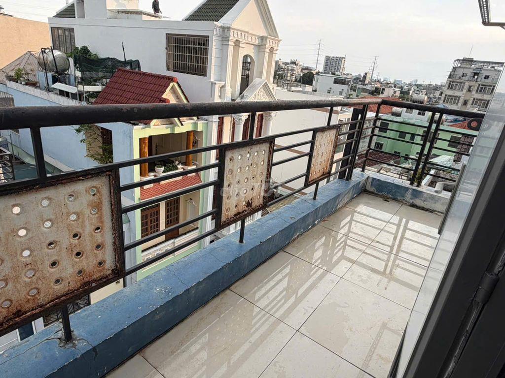 Phòng PVTrị, đối diện siêu thị EMART, khá rộng, có BAN CÔNG, nội thất