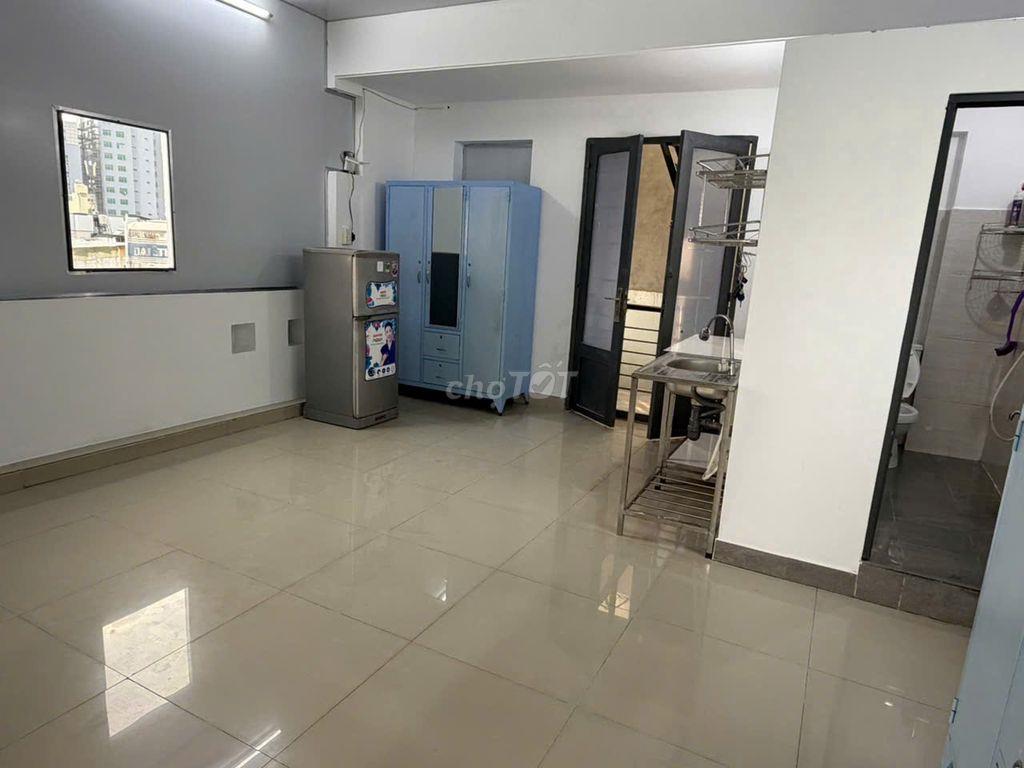 Phòng PVTrị, đối diện siêu thị EMART, khá rộng, có BAN CÔNG, nội thất