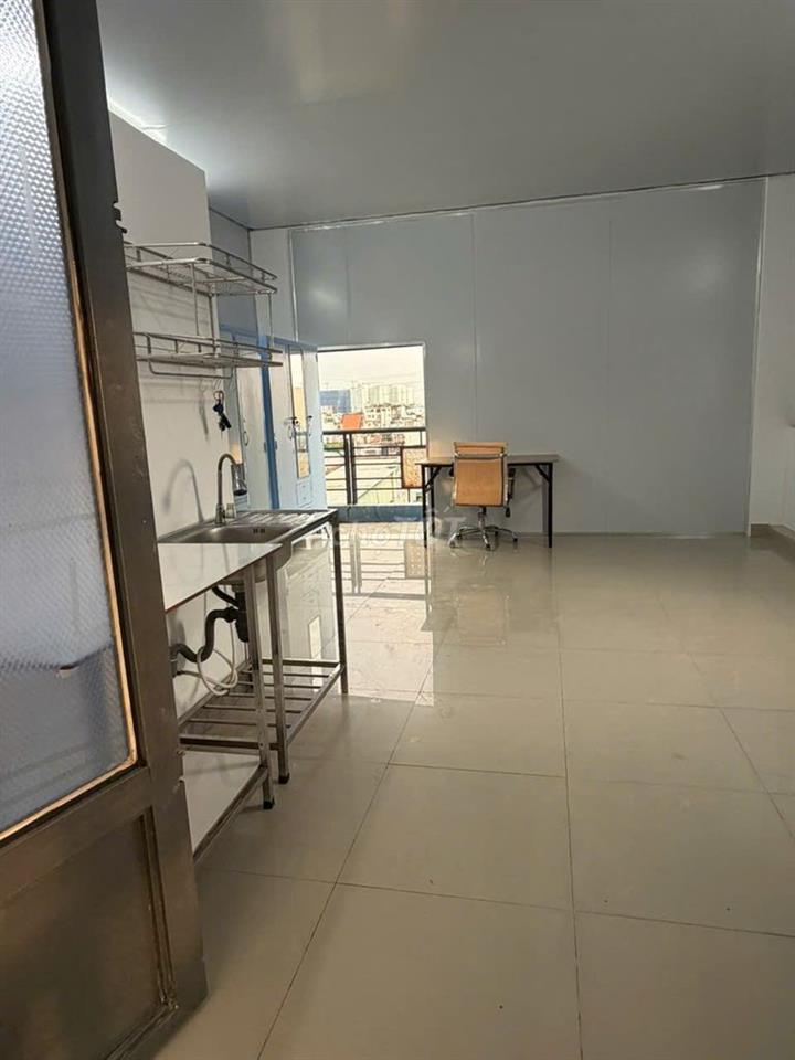 Phòng PVTrị, đối diện siêu thị EMART, khá rộng, có BAN CÔNG, nội thất