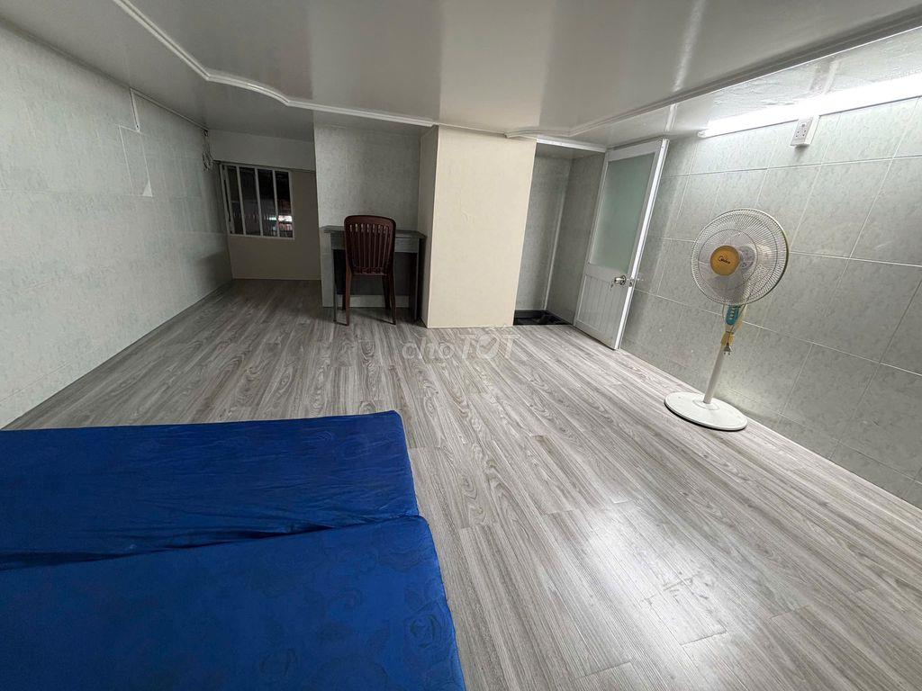 Phòng ĐẶNG THUỲ TRÂM, WC riêng, giờ giấc tự do