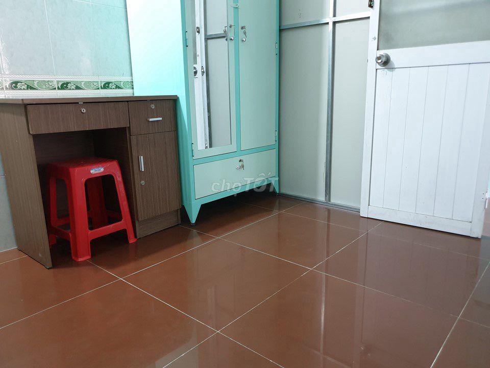Phòng đúc, có nội thất, giờ giấc tự do