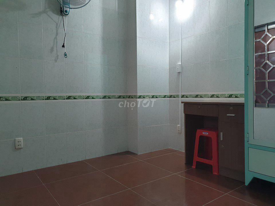 Phòng đúc, có nội thất, giờ giấc tự do