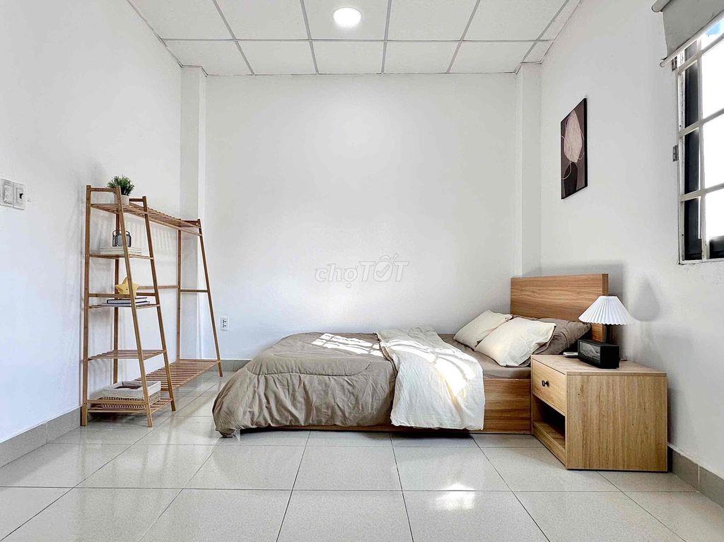 CHO THUÊ CĂN HỘ 1-2 PN BAN CÔNG LỚN GIÁP QUẬN 1 - THANG MÁY