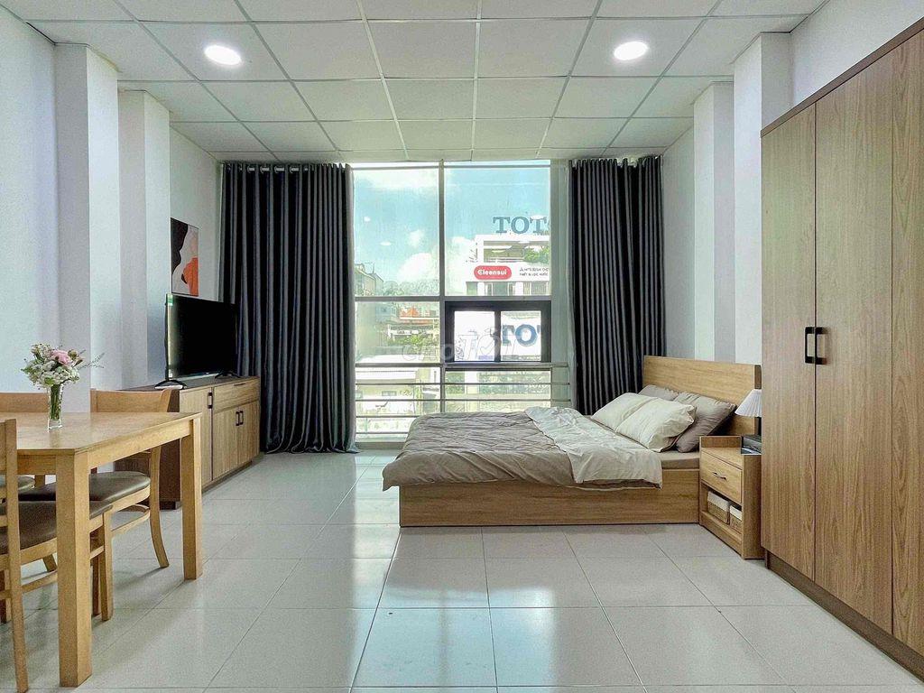 CHO THUÊ CĂN HỘ 1-2 PN BAN CÔNG LỚN GIÁP QUẬN 1 - THANG MÁY