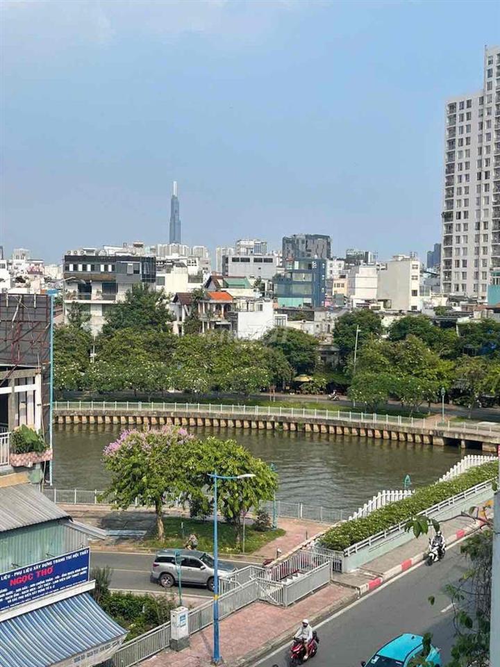 CHO THUÊ CĂN HỘ 1-2 PN BAN CÔNG LỚN GIÁP QUẬN 1 - THANG MÁY