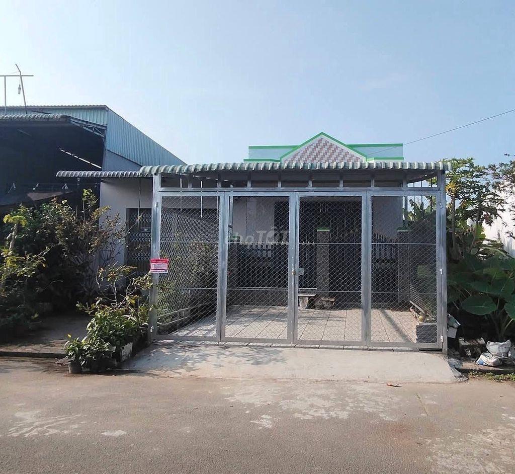 Bán gấp căn nhà nằm ngay 1 xẹt Võ Thị Nhúa, Củ Chi, 120m2, 890tr, SHR