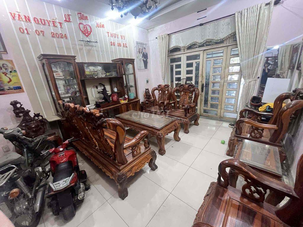 Nhà mặt tiền tỉnh lộ 15.Cách trường học 200m,gần bệnh viện,chợ