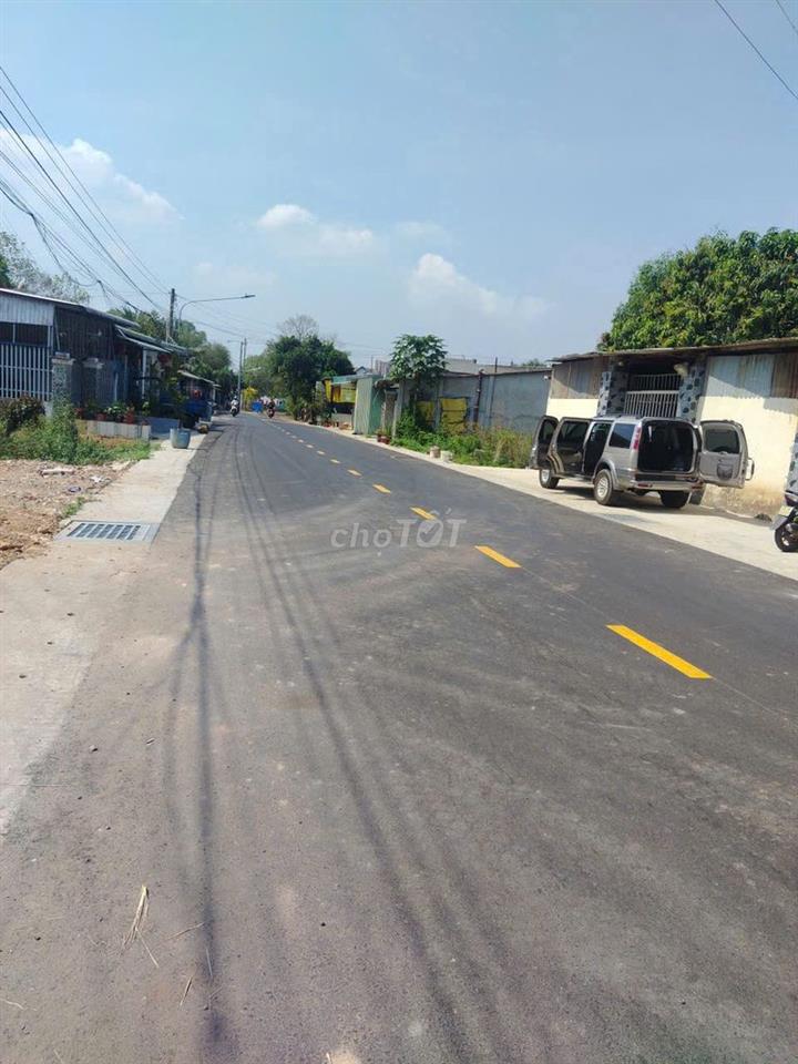 ĐẤT 1/DT744. ĐƯỜNG XE Container. Đông kín dân