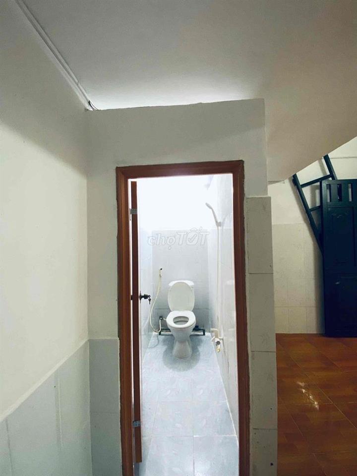 Cho thuê phòng trọ gác cao - Mới sơn sửa mới đẹp - Đỗ Thúc Tịnh P12