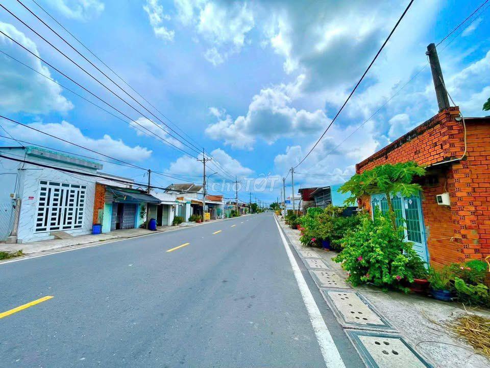 Bán gấp lô đất sát Vin Hóc Môn 86m2 giá 1tỷ7 đường nhựa  sổ hồng riêng