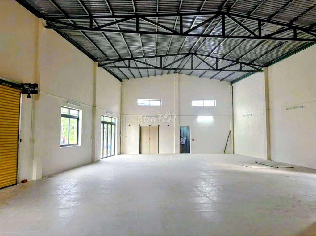 Kho xưởng 3 mặt tiền Tân Hiệp 15-Hóc Môn.Dt đất 400m, Dt sàn 273m.25tr