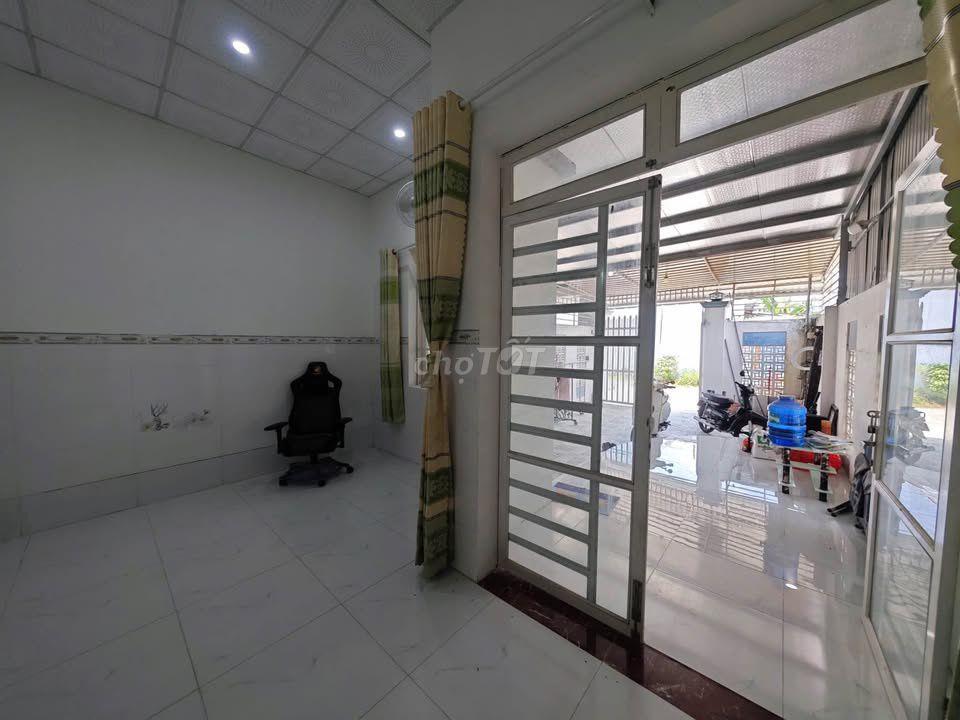Cần tiền bán gấp căn nhà 101m2 SHR ở gần Cầu Vượt Củ Chi giá tốt 765tr